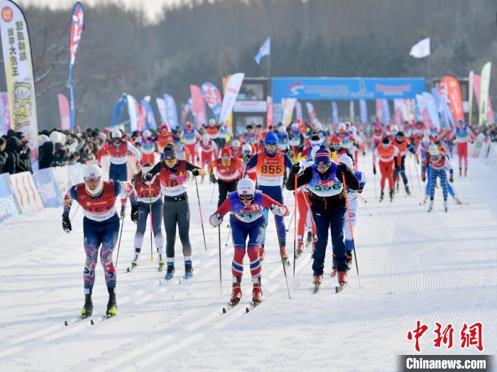 700余名中外选手在长春净月潭瓦萨国际滑雪节挑