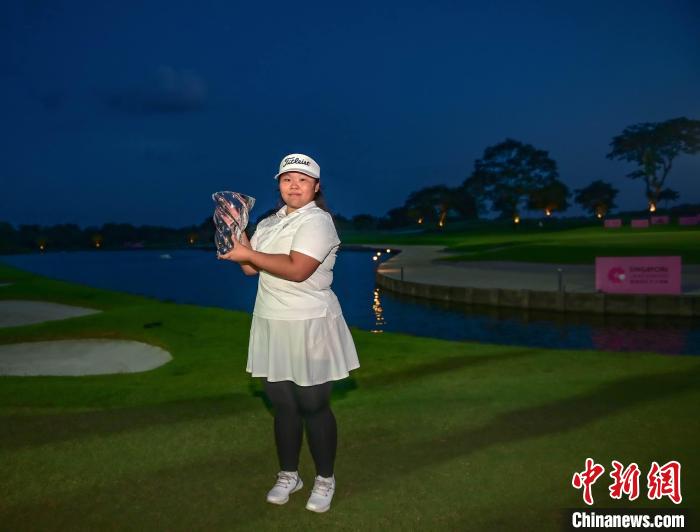 17岁中国小将庞润芝新加坡赛夺冠 首位中国女子