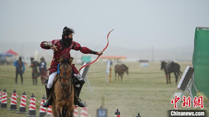 澳门90后古韶晟四度北上内蒙古追寻马背梦想