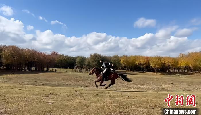 澳门90后古韶晟四度北上内蒙古追寻马背梦想