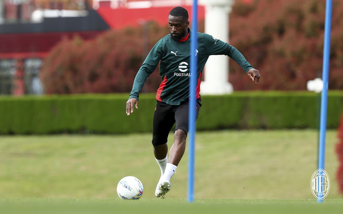 AC米兰双星回归球队训练 莱奥加比亚专注个人计