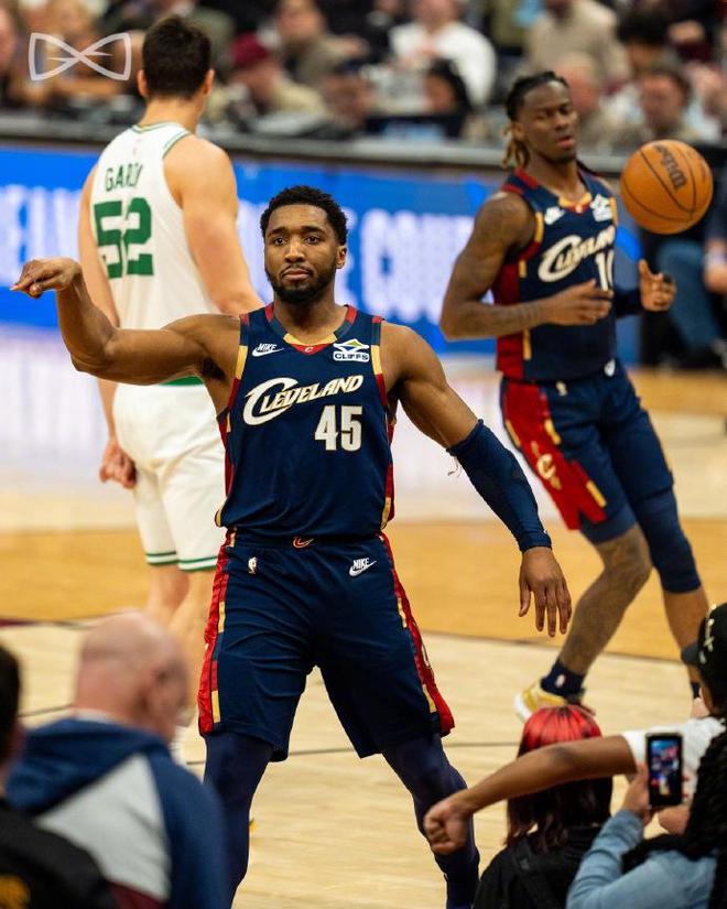 米切尔复出难救骑士 骁勇凯尔特人三杀横扫