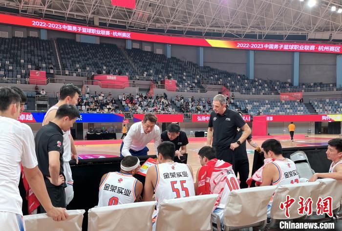 辽宁男篮大胜四川男篮 常规赛首阶段战况激烈