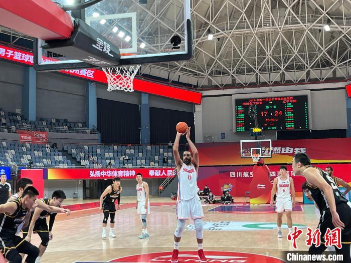 辽宁男篮大胜四川男篮 常规赛首阶段战况激烈