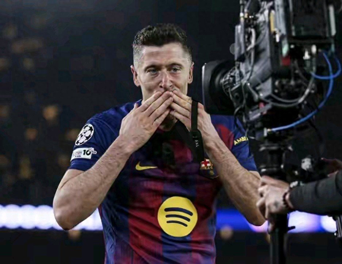 红牌争议与VAR改判引爆西甲争冠关键战，巴萨被