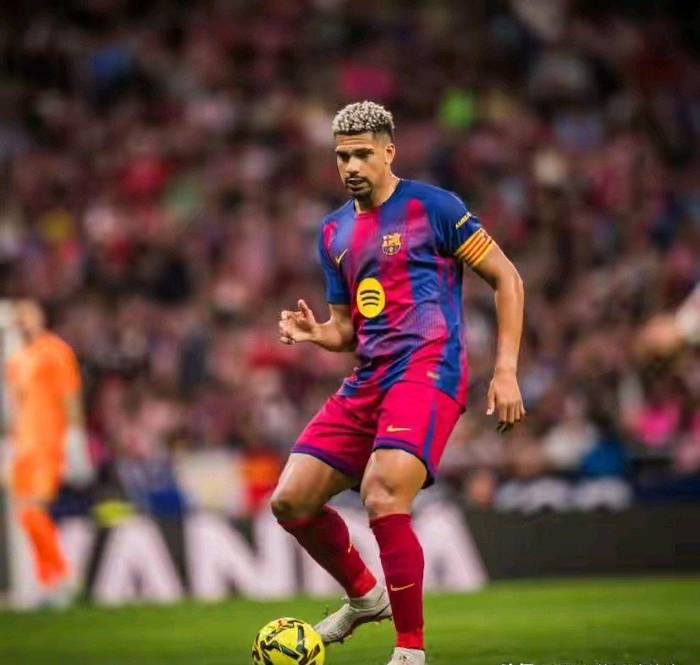 红牌争议与VAR改判引爆西甲争冠关键战，巴萨被