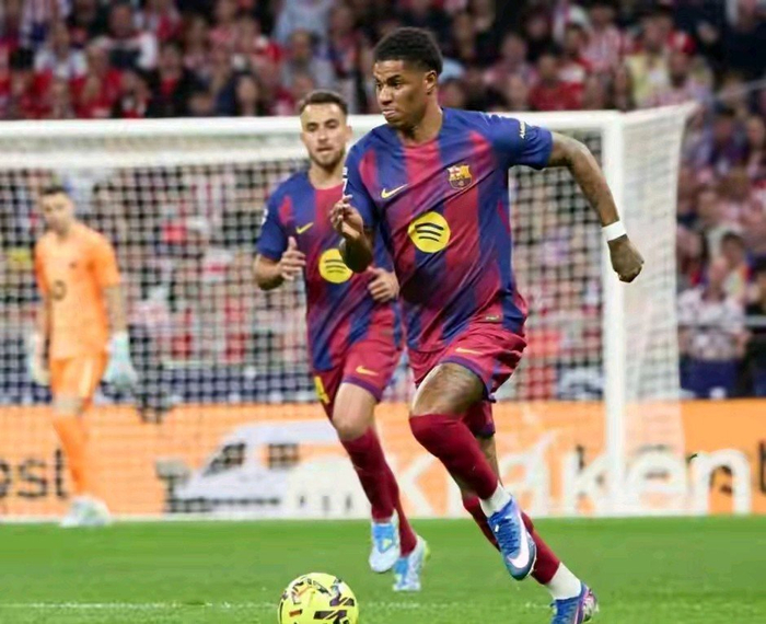 红牌争议与VAR改判引爆西甲争冠关键战，巴萨被